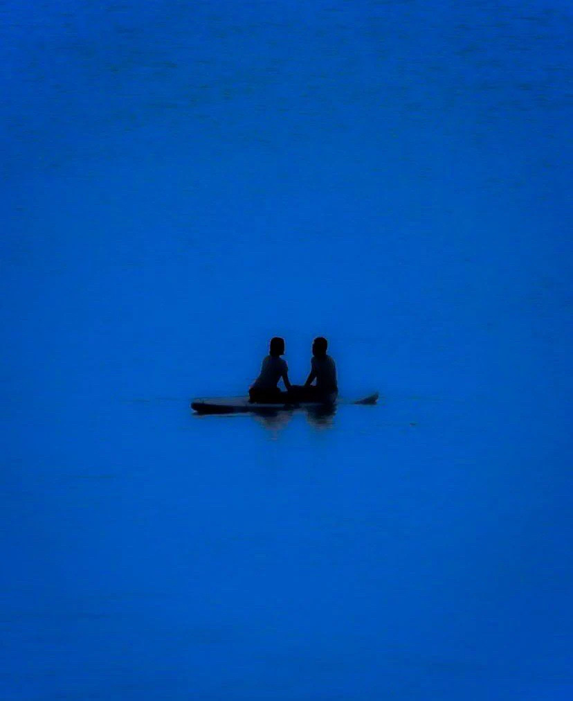 Mon bleu
Mon bleu n’est pas une couleur,
c’est un morceau de mon âme.
C’est la…