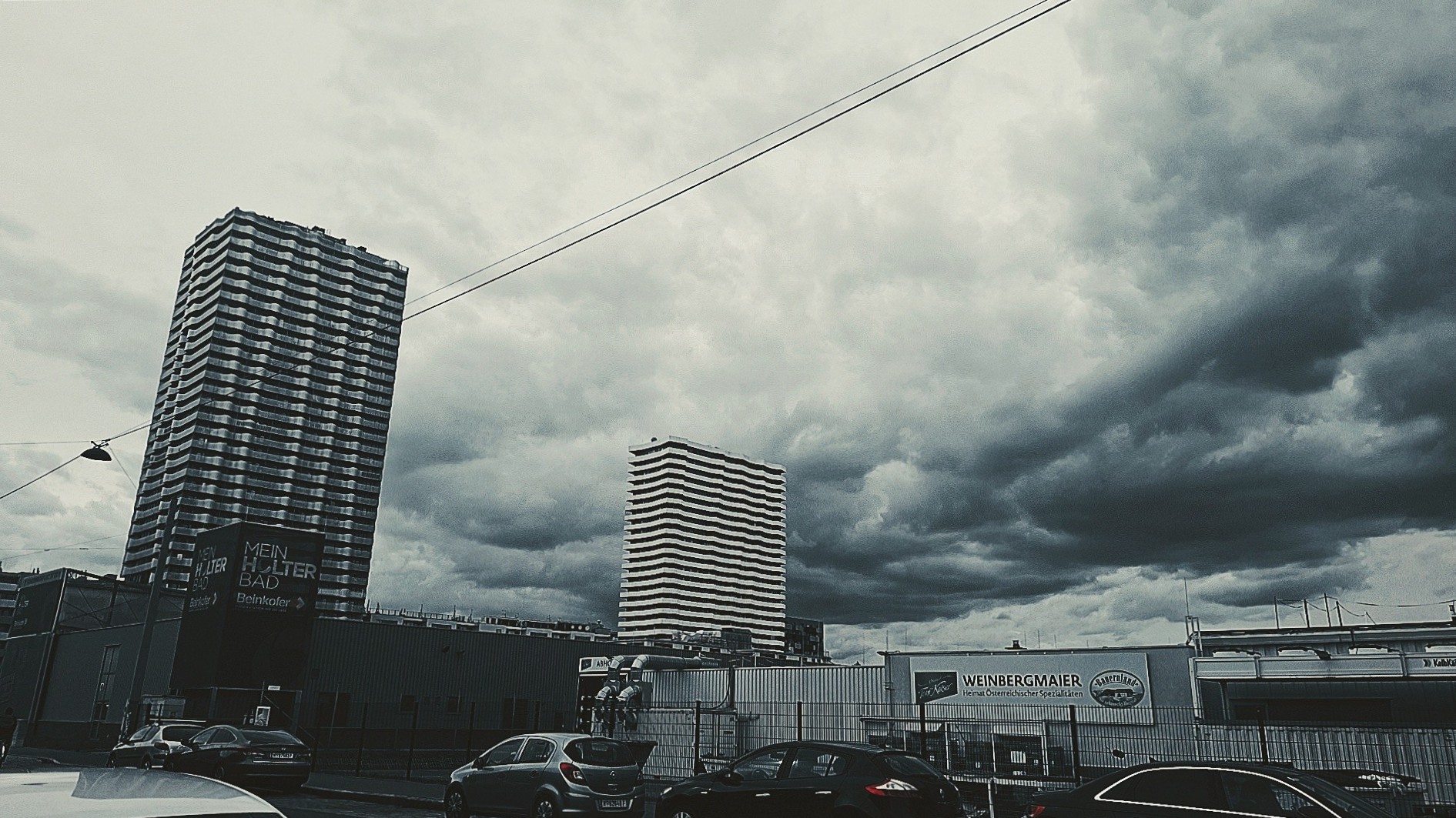 Der Himmel hängt wie Blei an meinen Tagen.🪁
Gewitter flüstern leise was, von…