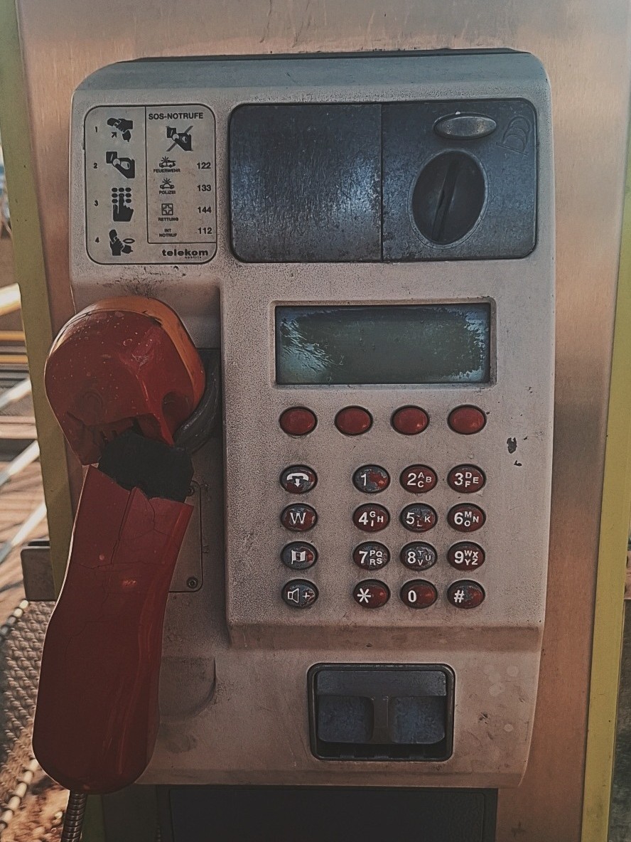 Im Schatten liegt mein leiser Blick,👥️
die Zeit geht weiter - ich bleib…