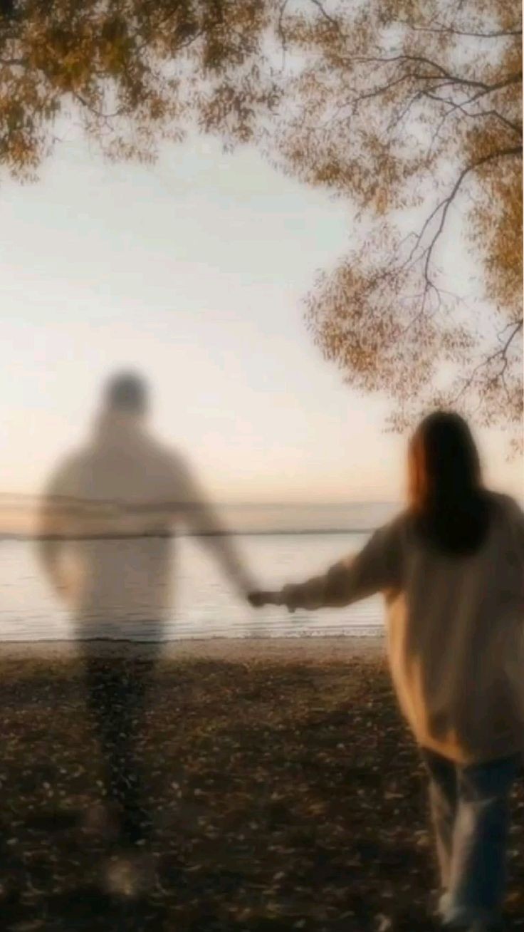 Te veo pasar, no me atrevo a hablar 
La vida se me va, tú te me vas.

No se si…