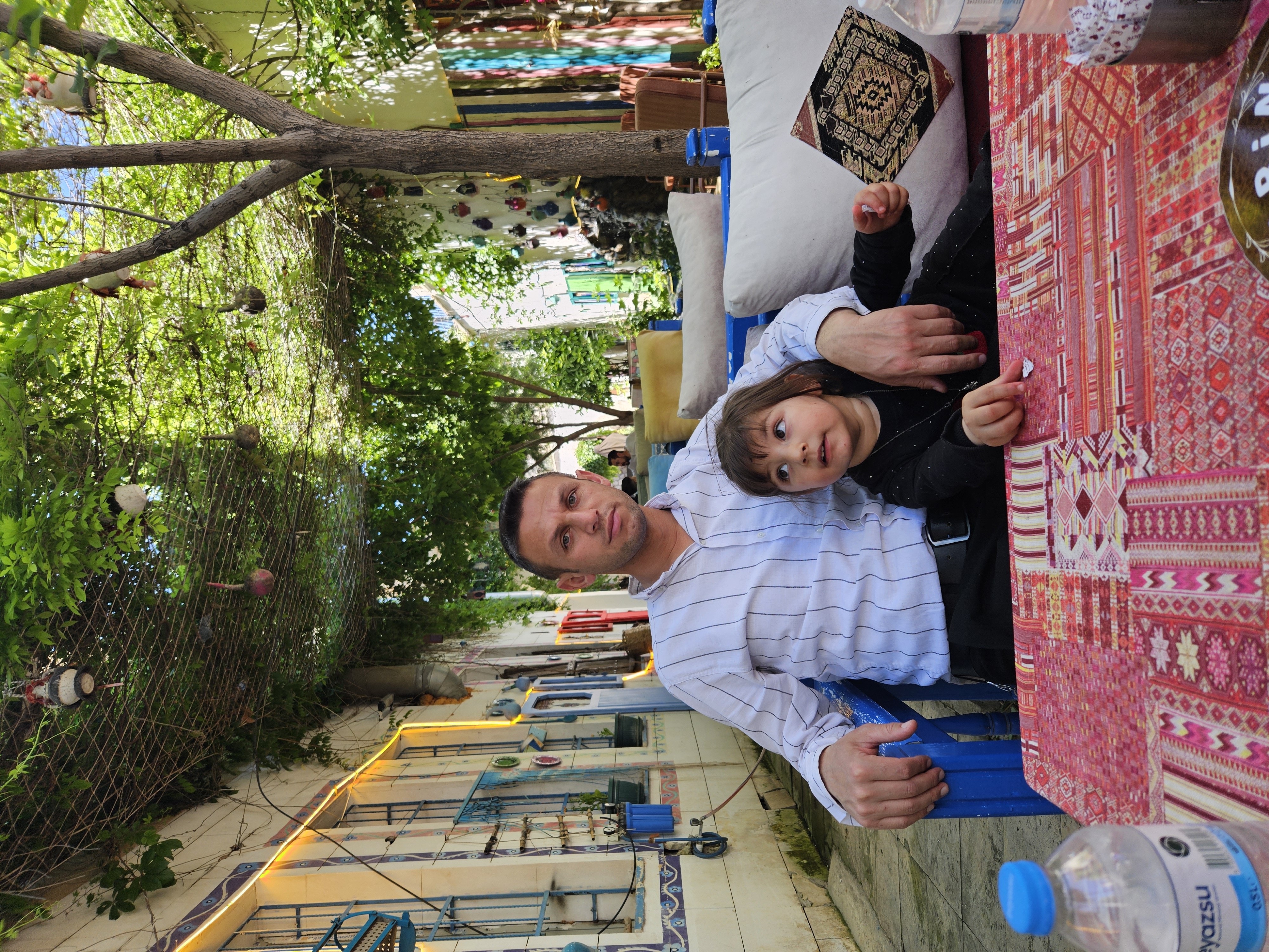 Hayat bazen otobüse binmiş sağ taraftaki camdan seyrederken, solda…