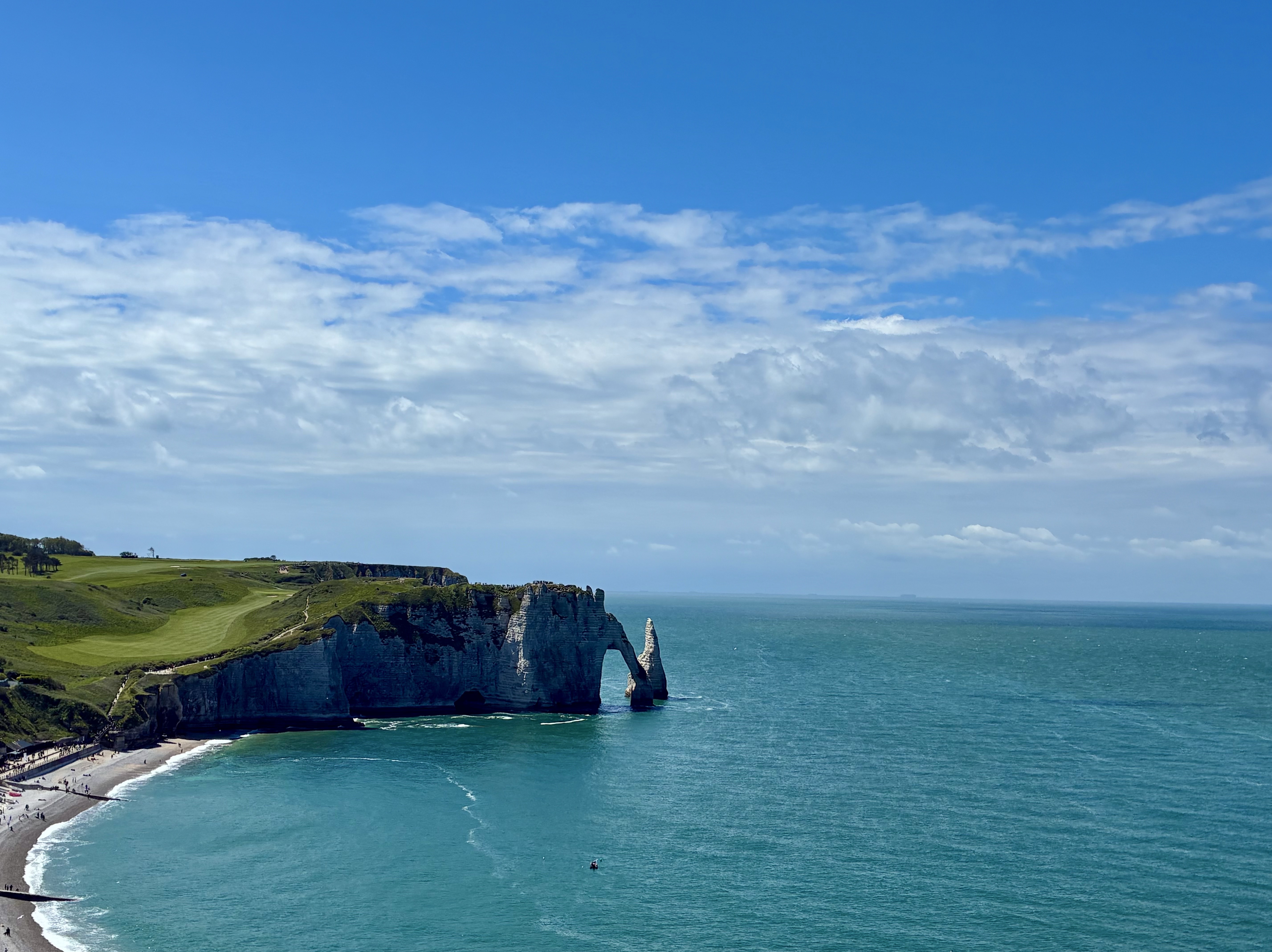 Vent frais de Mai
Sur le toit de Normandie 
Je laisse aller

#haiku #haikus…
