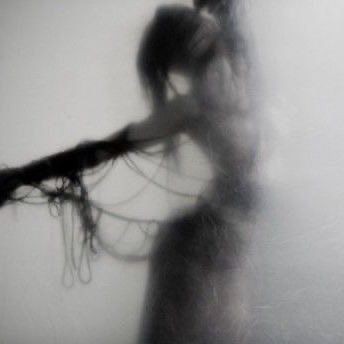 "No es tu hora"


Ardo en fiebre  
y delirio del dolor.  
Veo a la muerte  
tan…