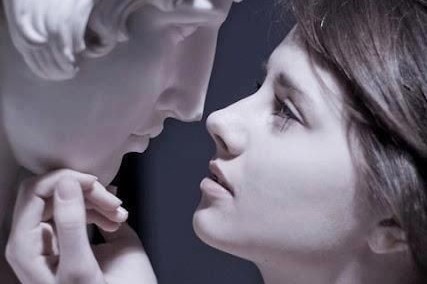 "ANSIAS IMPOSIBLES" 

Te pienso en el silencio que me envuelve al caer,  
en la…