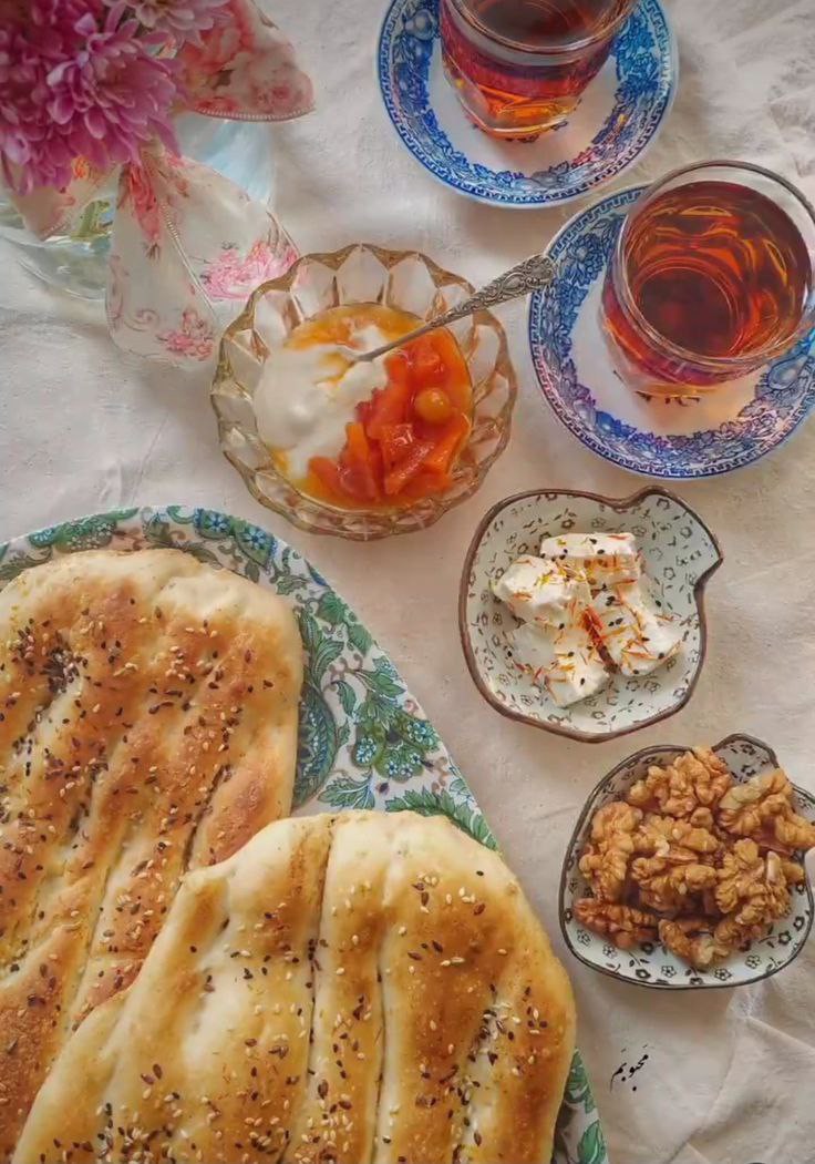 خورشيد هر روز صبح به خاطر زنده بودن من و تو طلوع مي كند هرگز منتظر فرداي خيالي…