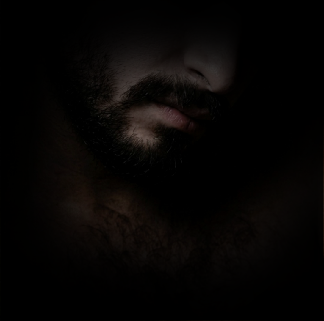 "ÉL" 

Él es como hilo que se enreda en la brisa,  
con barba bonita, perfil…