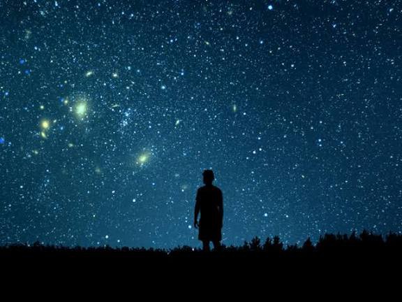 SOUS UN CIEL NOIR ILLUMINÉ D'ÉTOILES